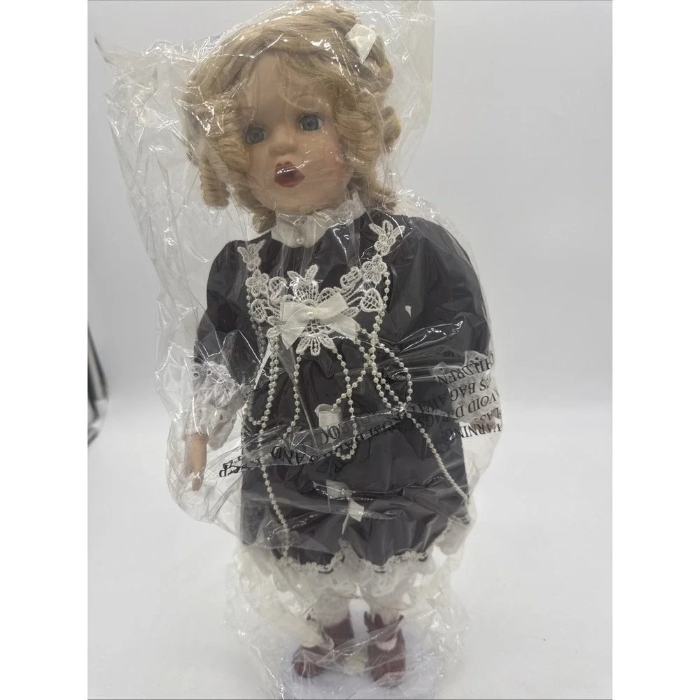 Animated Christmas Carol Doll‎
